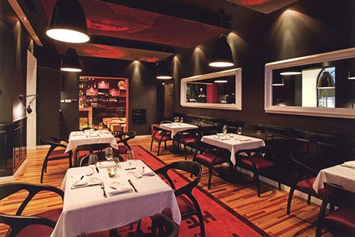 西餐廳桌椅擺放效果圖